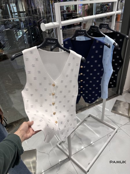 أبيض