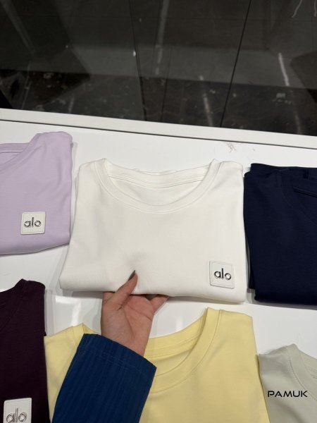 أبيض