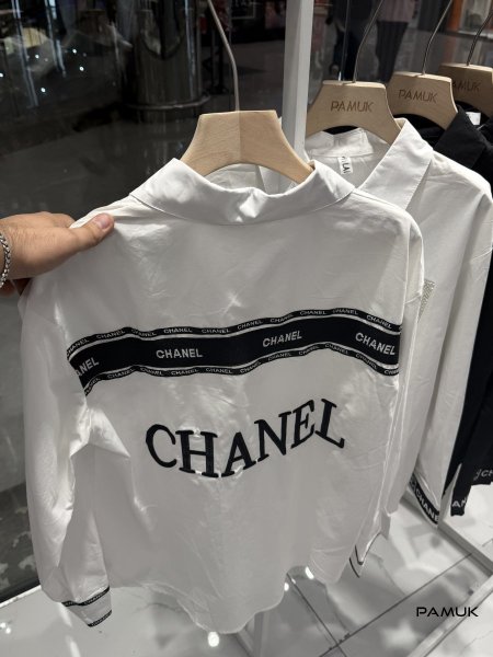 أبيض