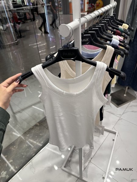 ابيض