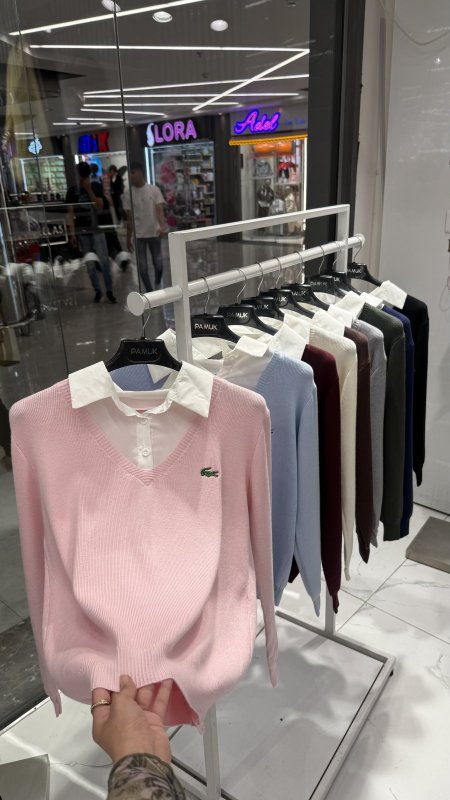 بلوز Lacoste مع قبة قميص 🐊